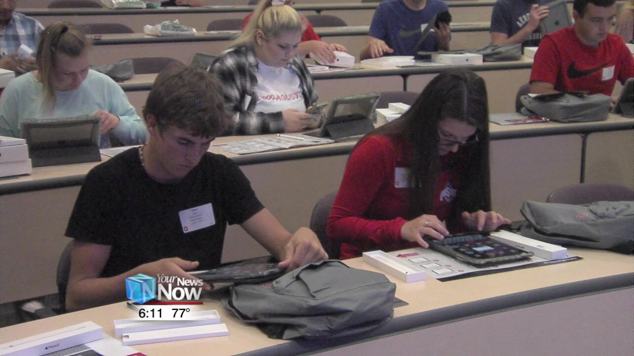 Ohio State Lima gives incoming students new iPads.jpg